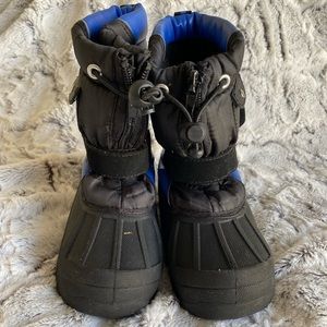 Boys size 10 snow boots. Koala kids black and blue